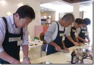 男のみ料理中