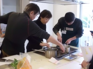 ◆柴田シェフのもと、皆さま一生懸命です。